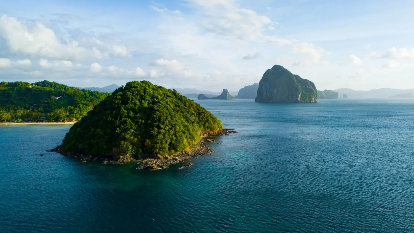 La baie et les îles d'El Nido vues du ciel.