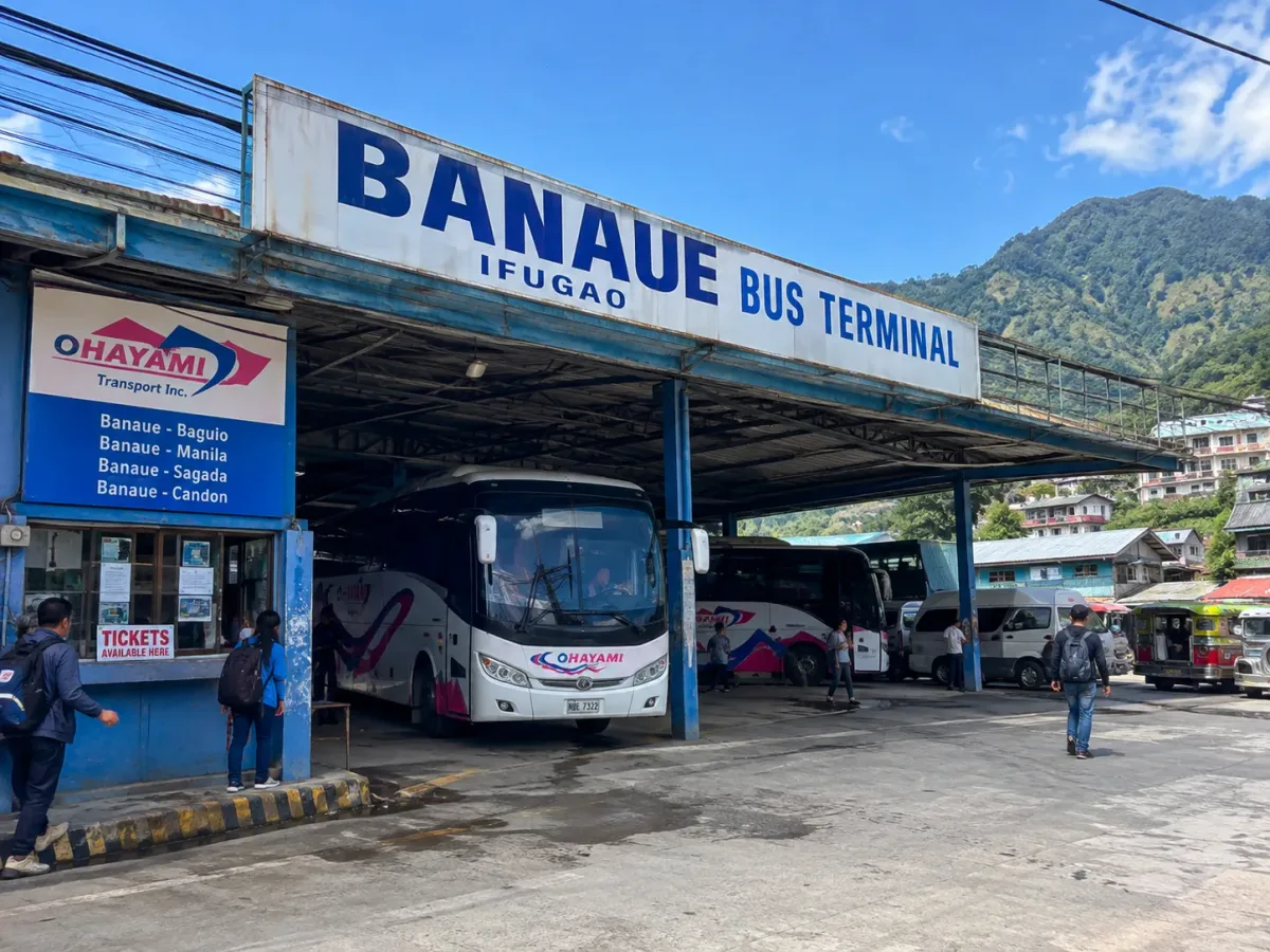 La zone d'arrêt de bus à Banaue.