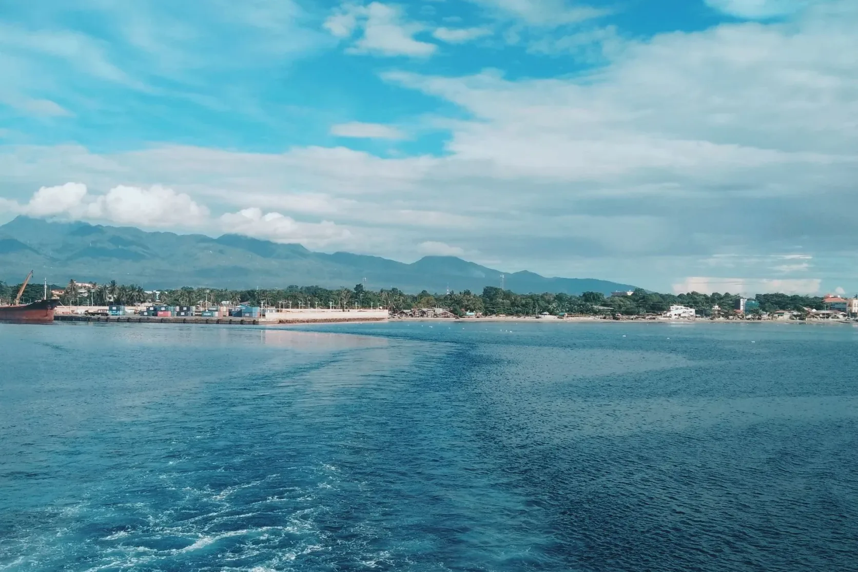La mer au large de Dumaguete par temps clair.