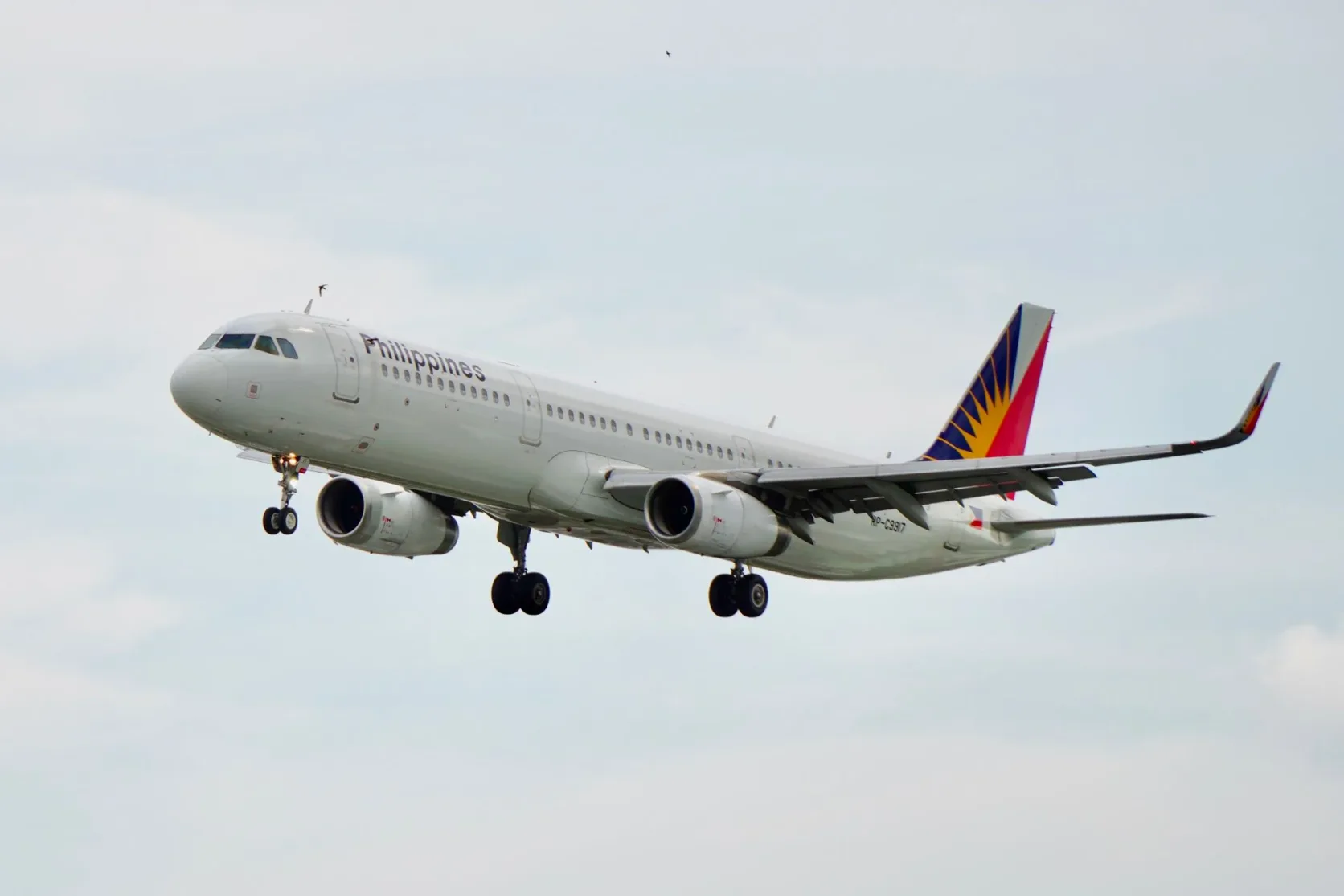 Un Airbus A321 de Philippine Airlines dans les airs.