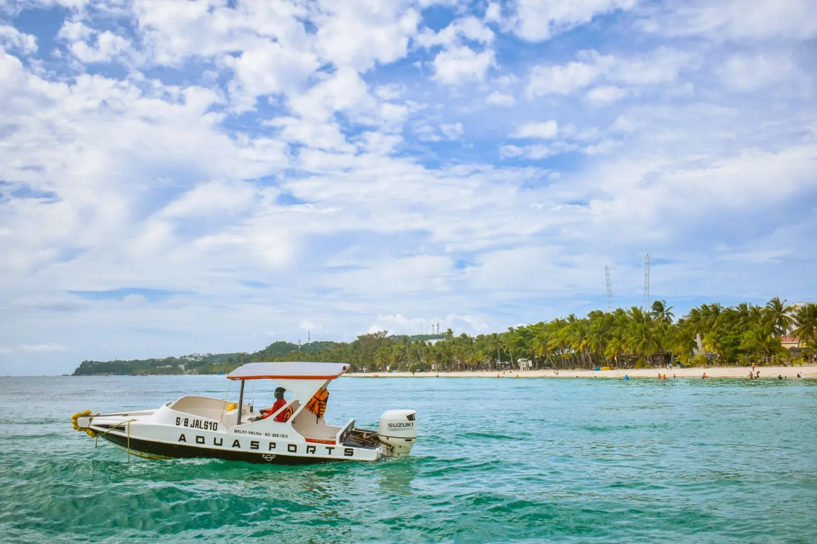 Un hors-bord au large de la plage de sable blanc de Boracay.