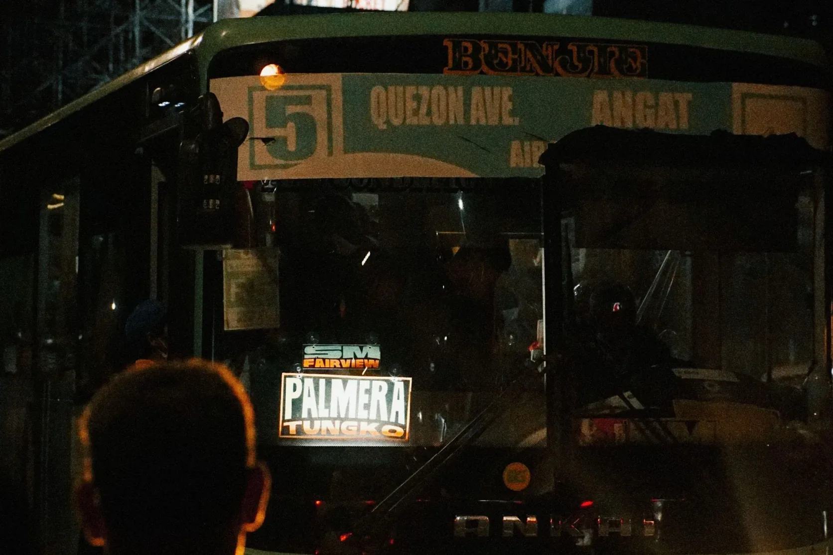 Le panneau de destination d'un bus sur Quezon Avenue, de nuit.
