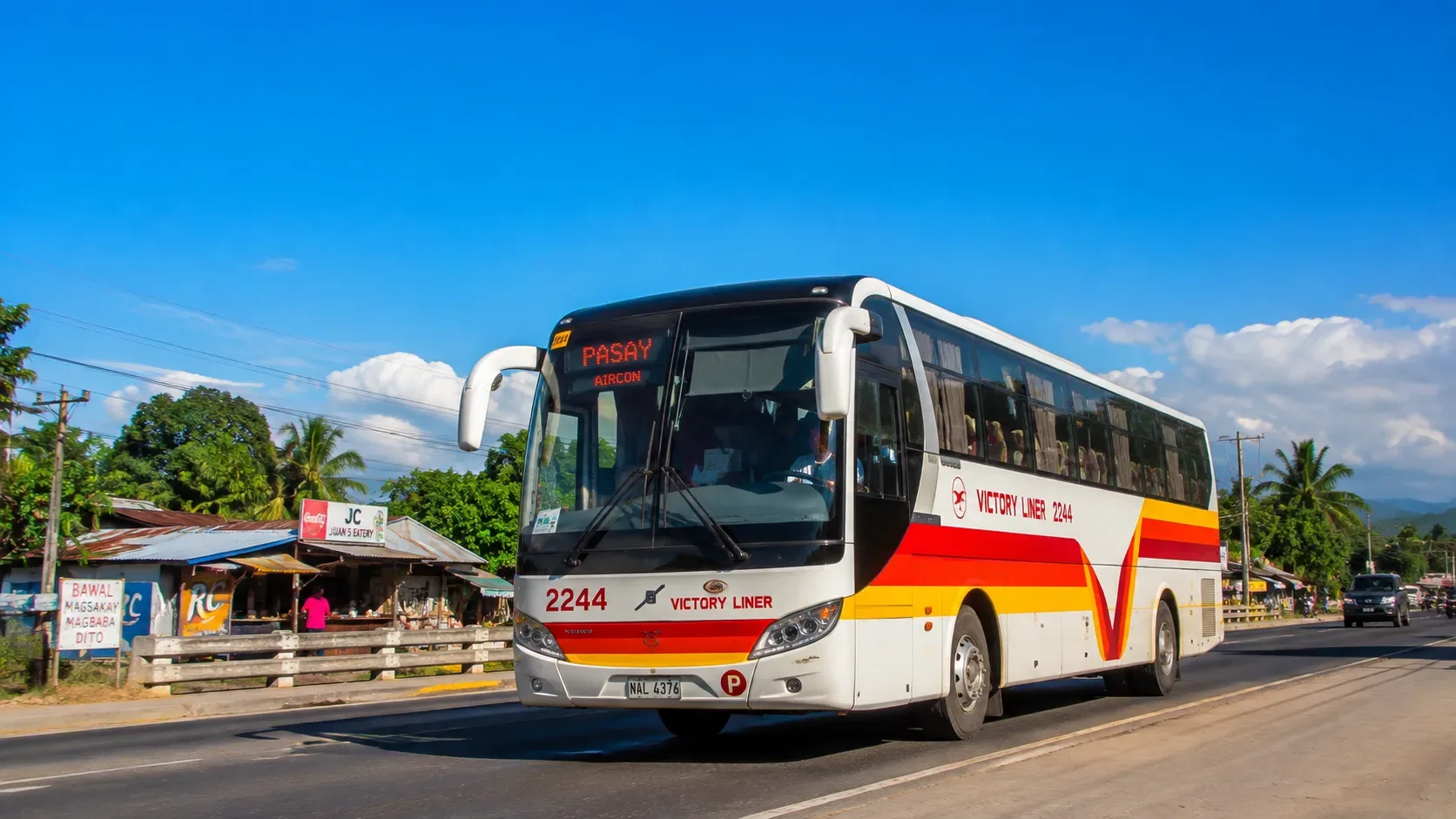 Un autocar longue distance en service dans un terminal philippin.