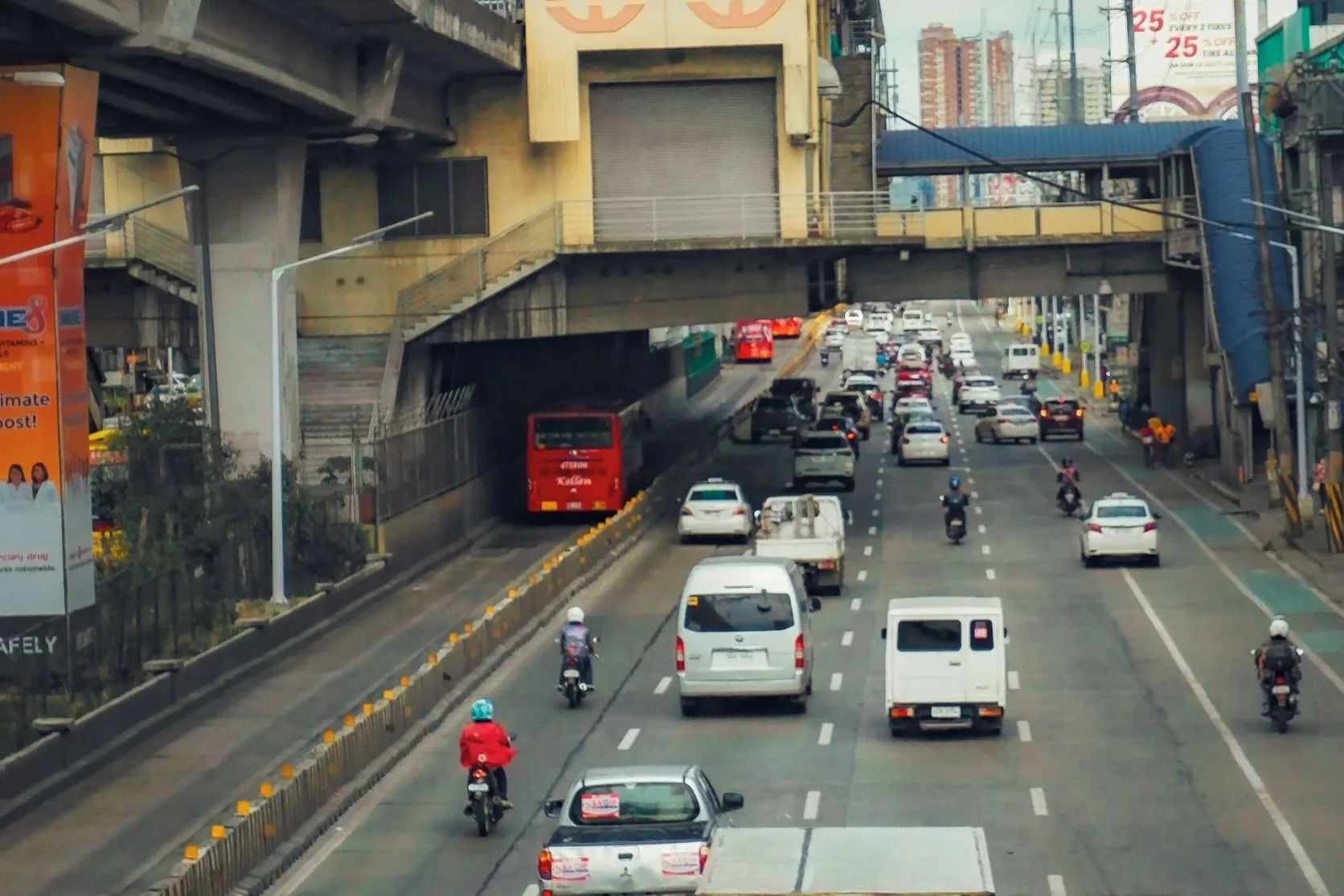 La circulation sur une route philippine sous un échangeur.