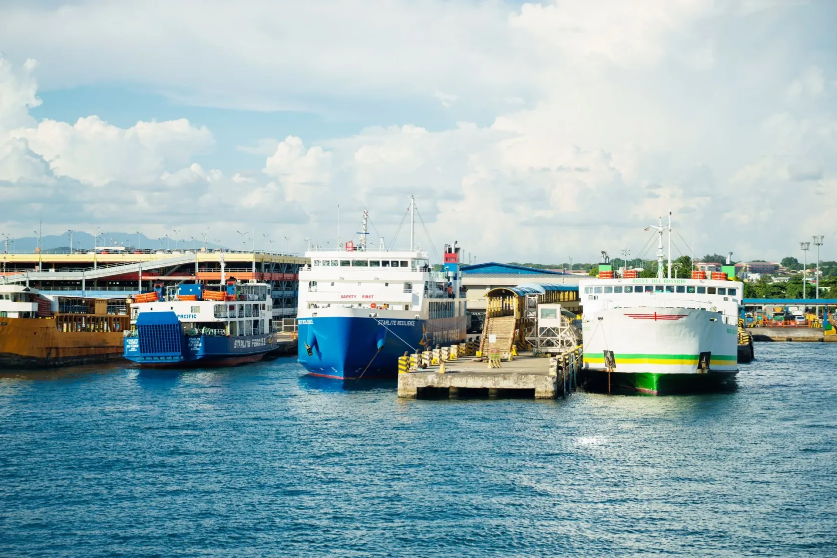 Des ferries à quai dans un port animé.
