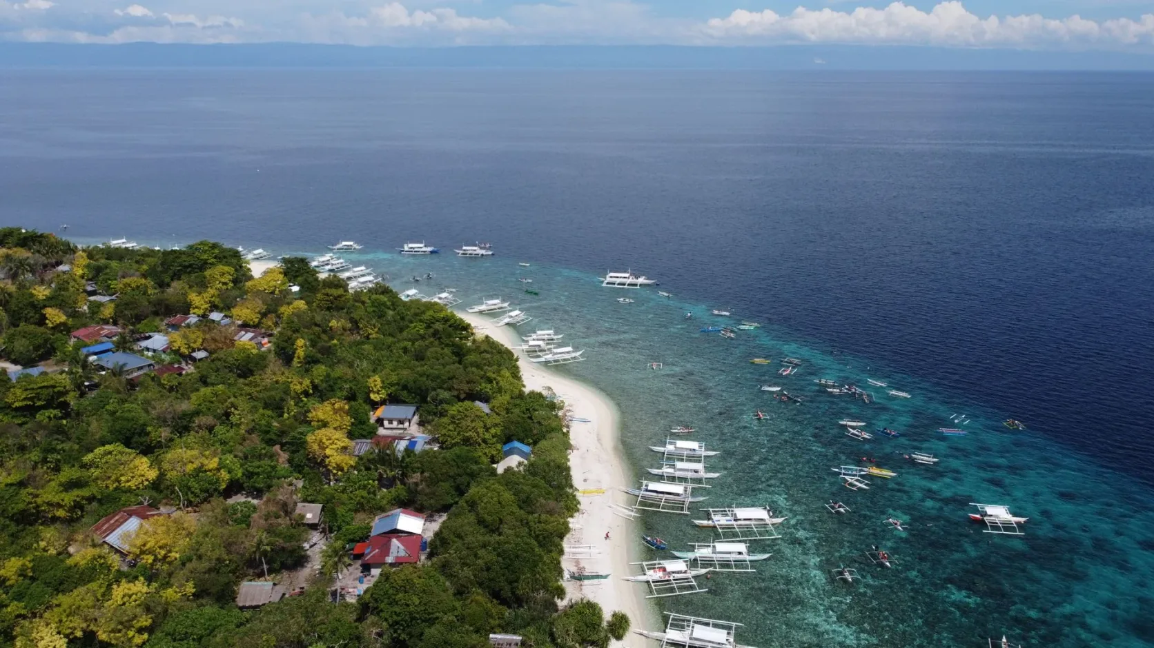 Sable blanc et eau turquoise au large de l'île de Panglao, vus du ciel.
