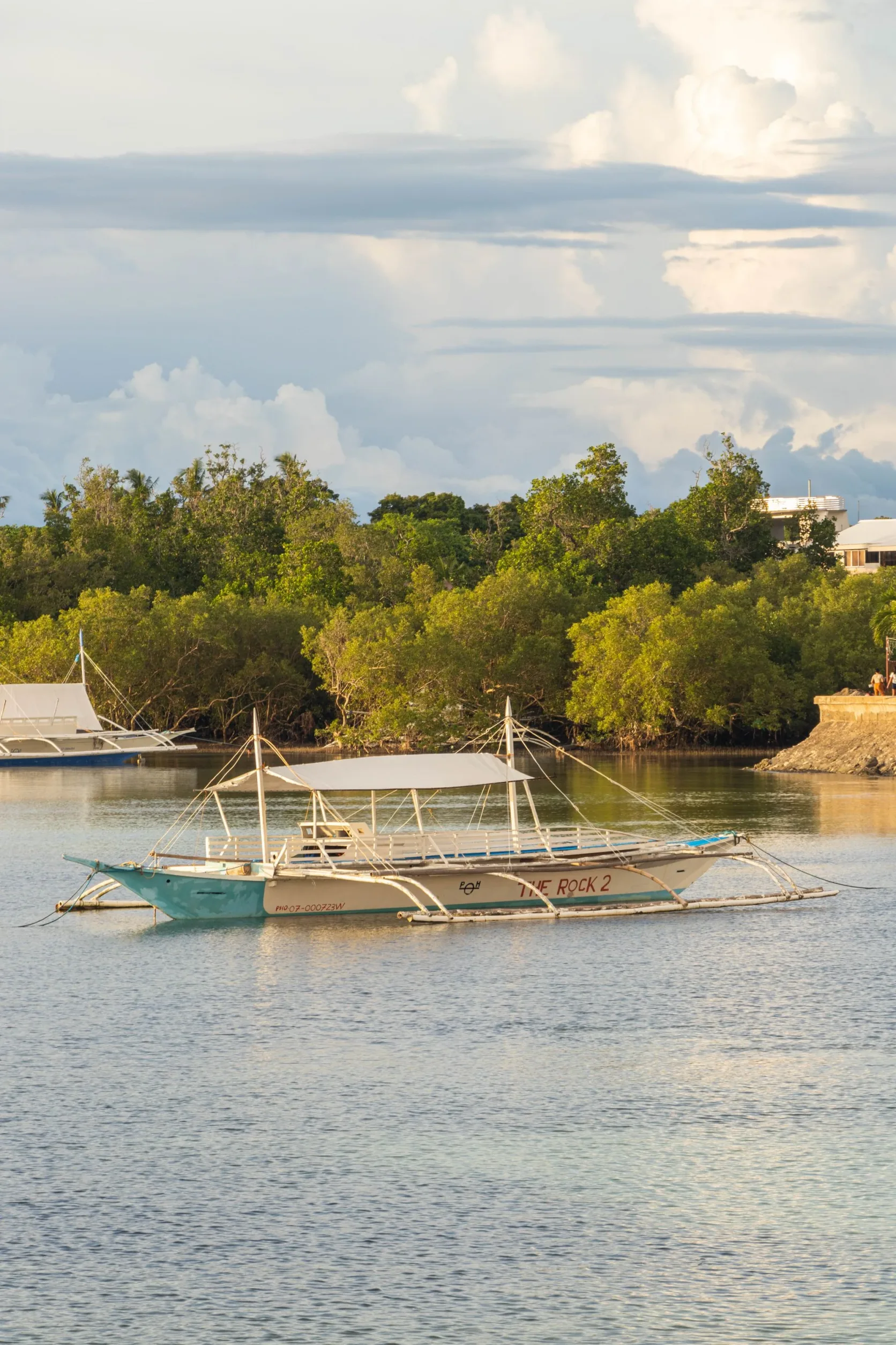 Un bateau à balancier traditionnel dans le port de Moalboal.