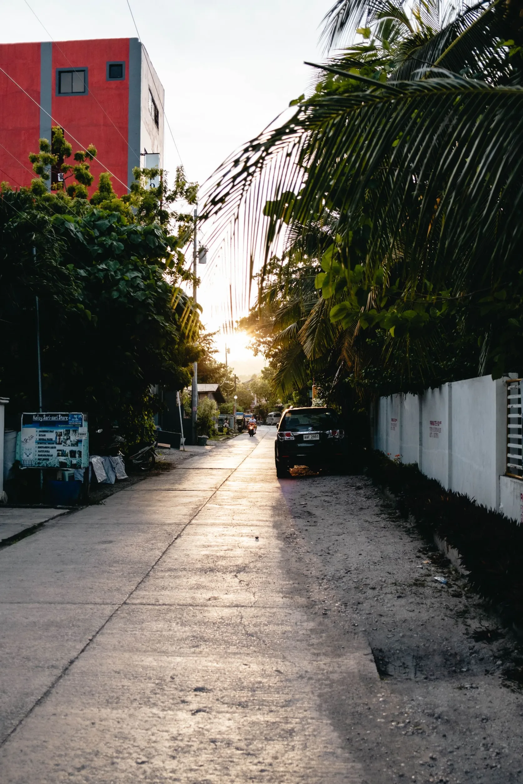 Une rue du centre de Moalboal en soirée.