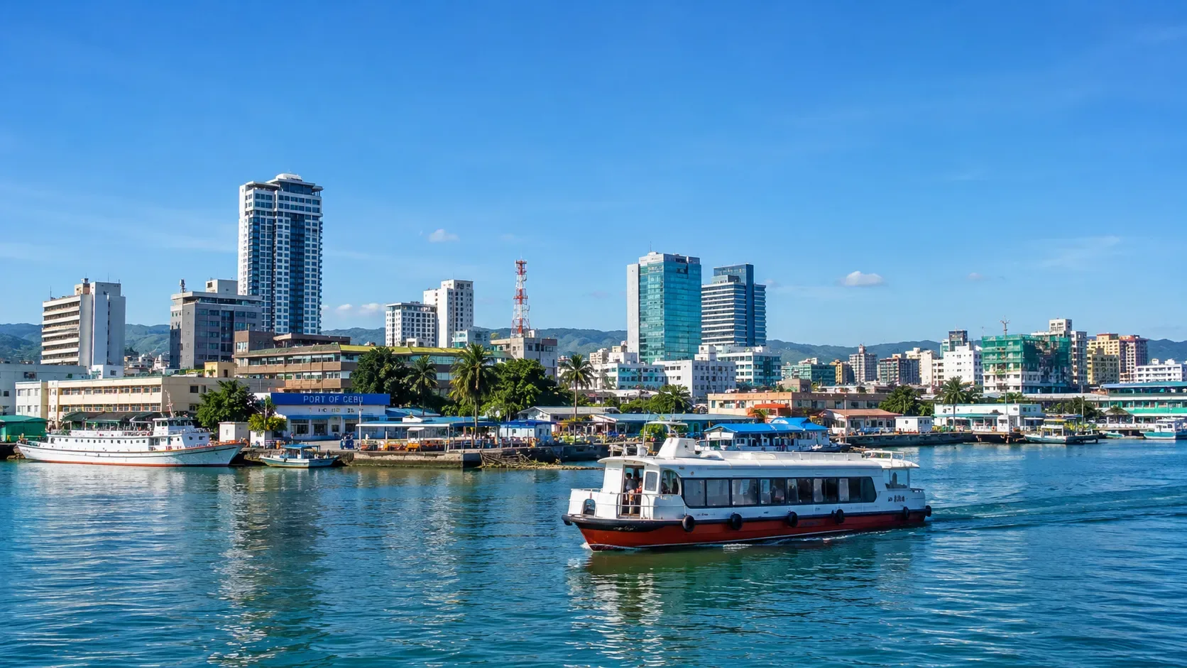 Le front de mer de Cebu avec des navires interinsulaires à quai.