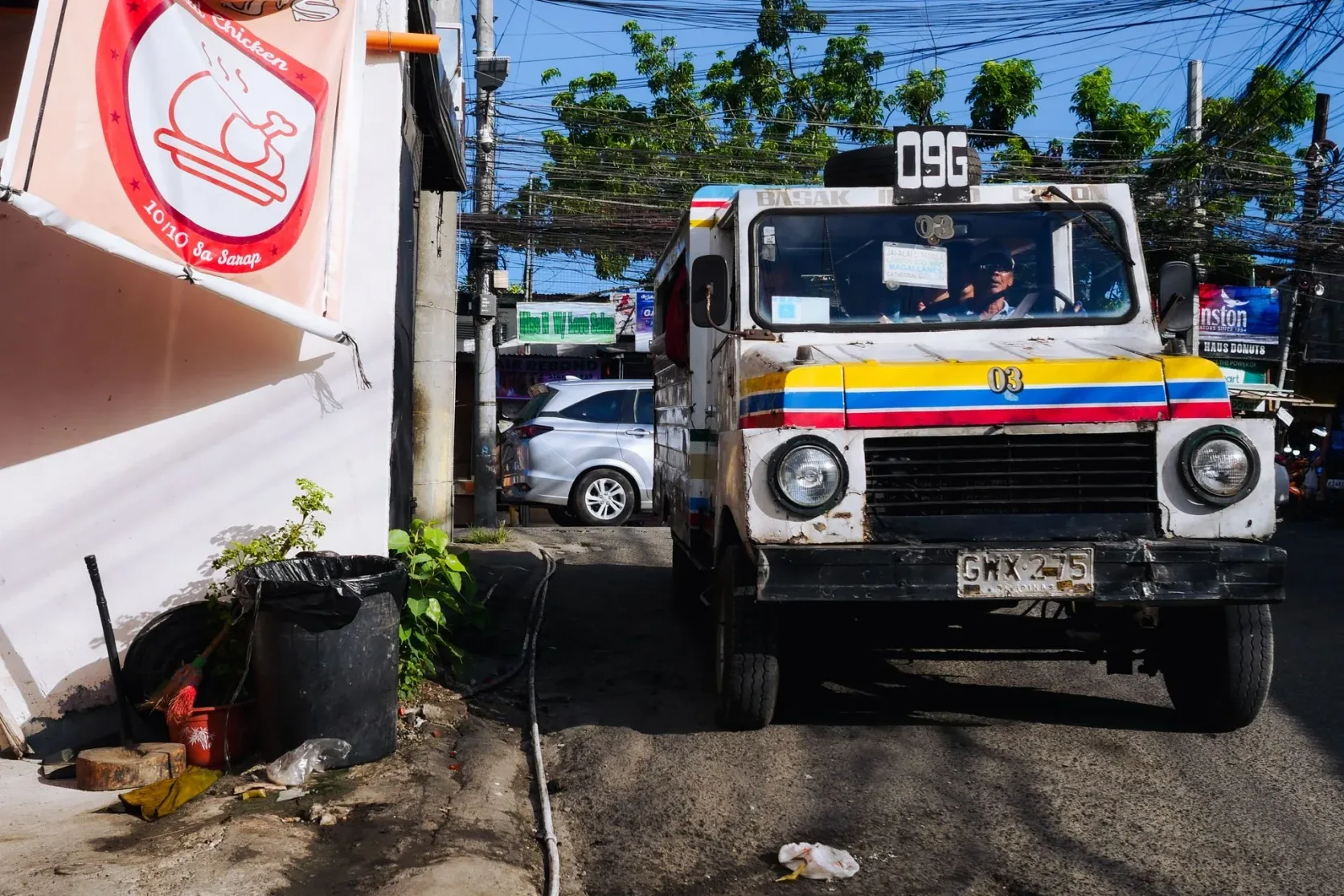 Un jeepney dans une rue de Cebu City.