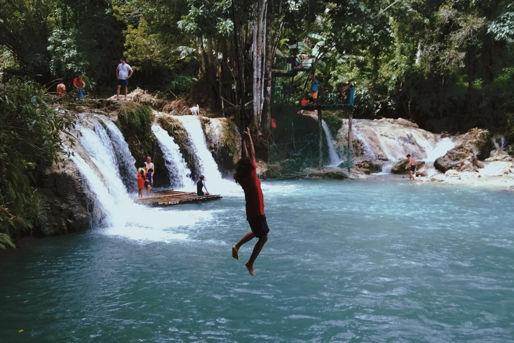 Des baigneurs aux chutes de Cambugahay, à Siquijor.