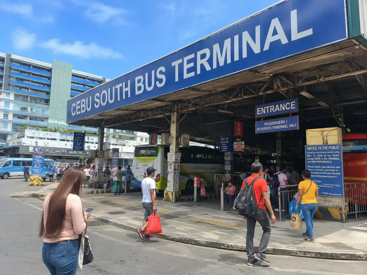 Le Cebu South Bus Terminal, avenue N. Bacalso.