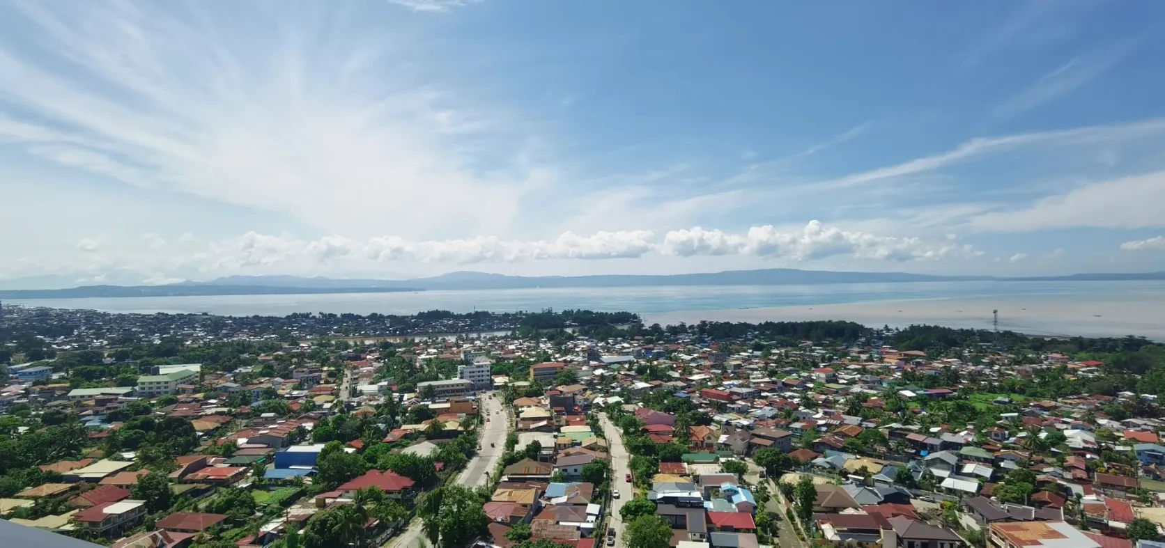 Davao City et son littoral, avec l'île de Samal de l'autre côté du golfe.