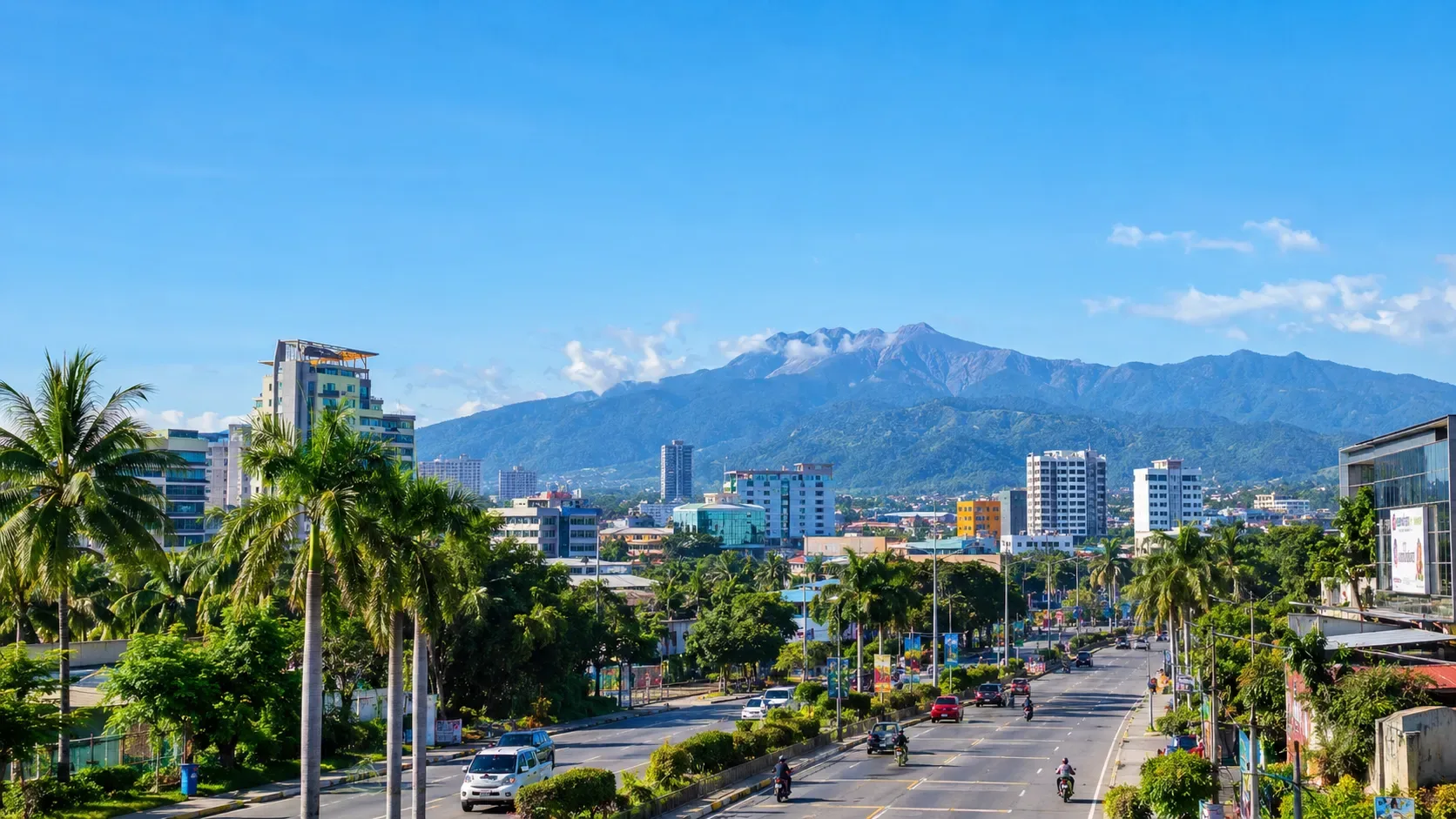 La ville de Davao avec le mont Apo qui se dresse derrière.