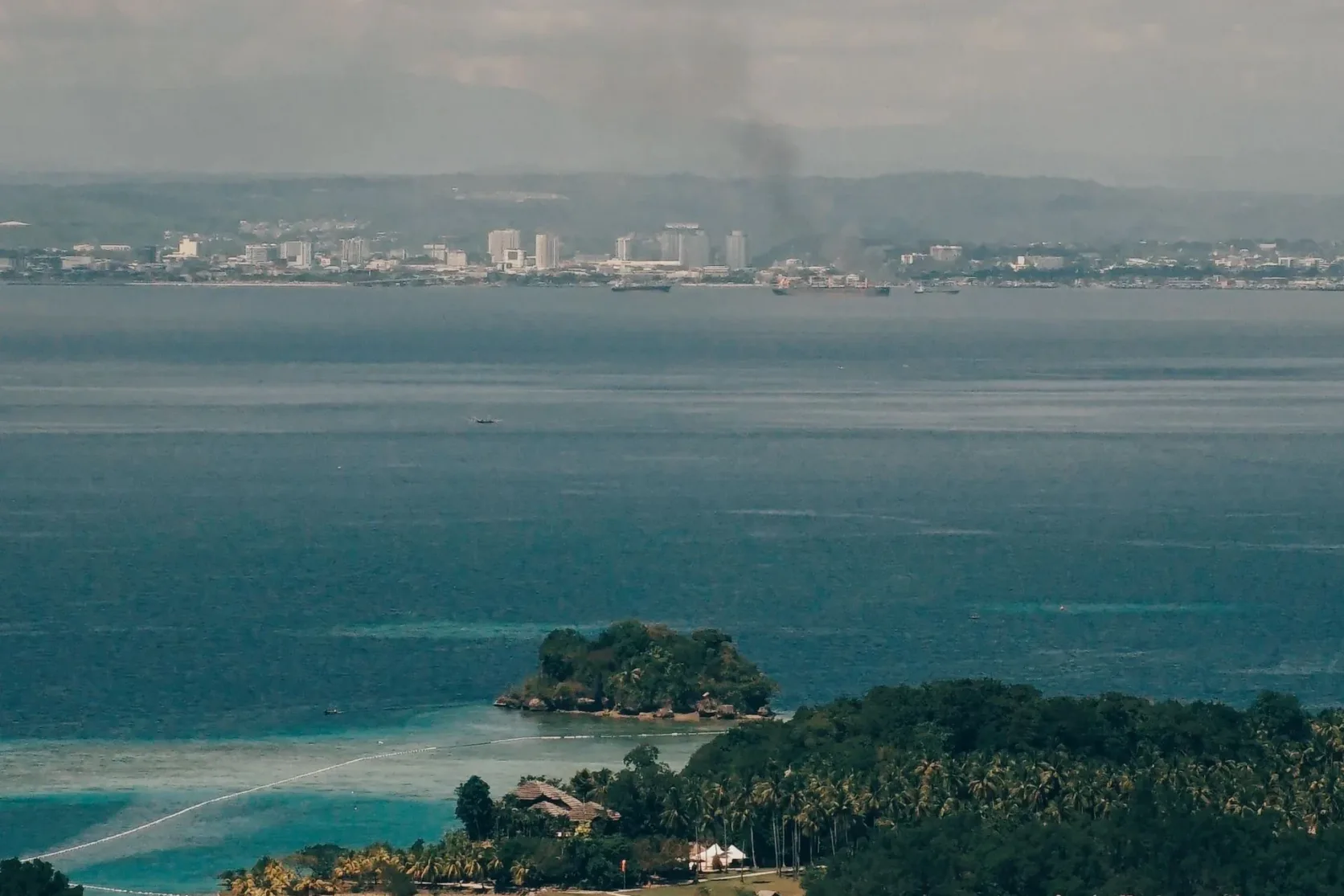 La côte de l'île de Samal vue du ciel.