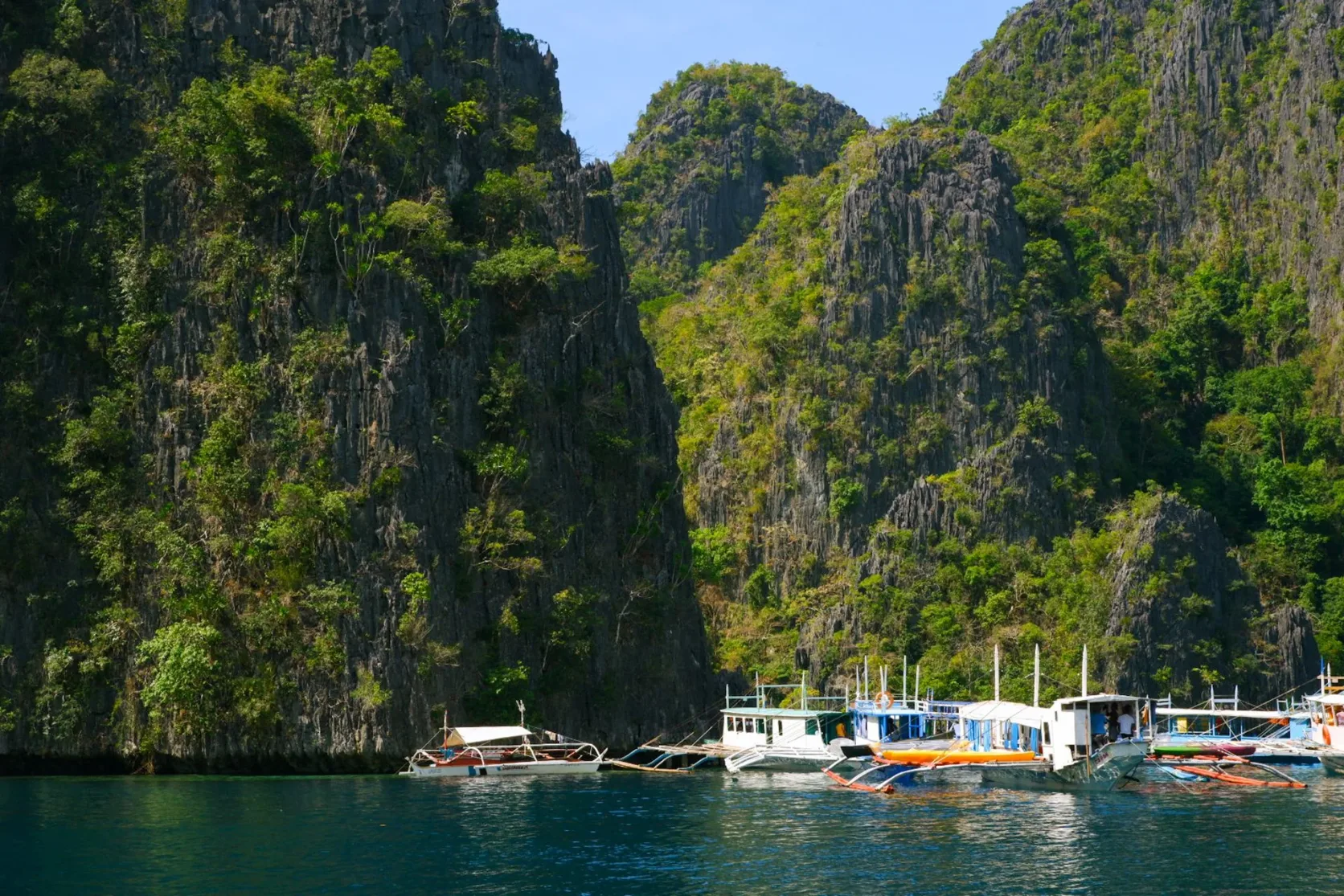 Des bateaux dans la baie de Coron.