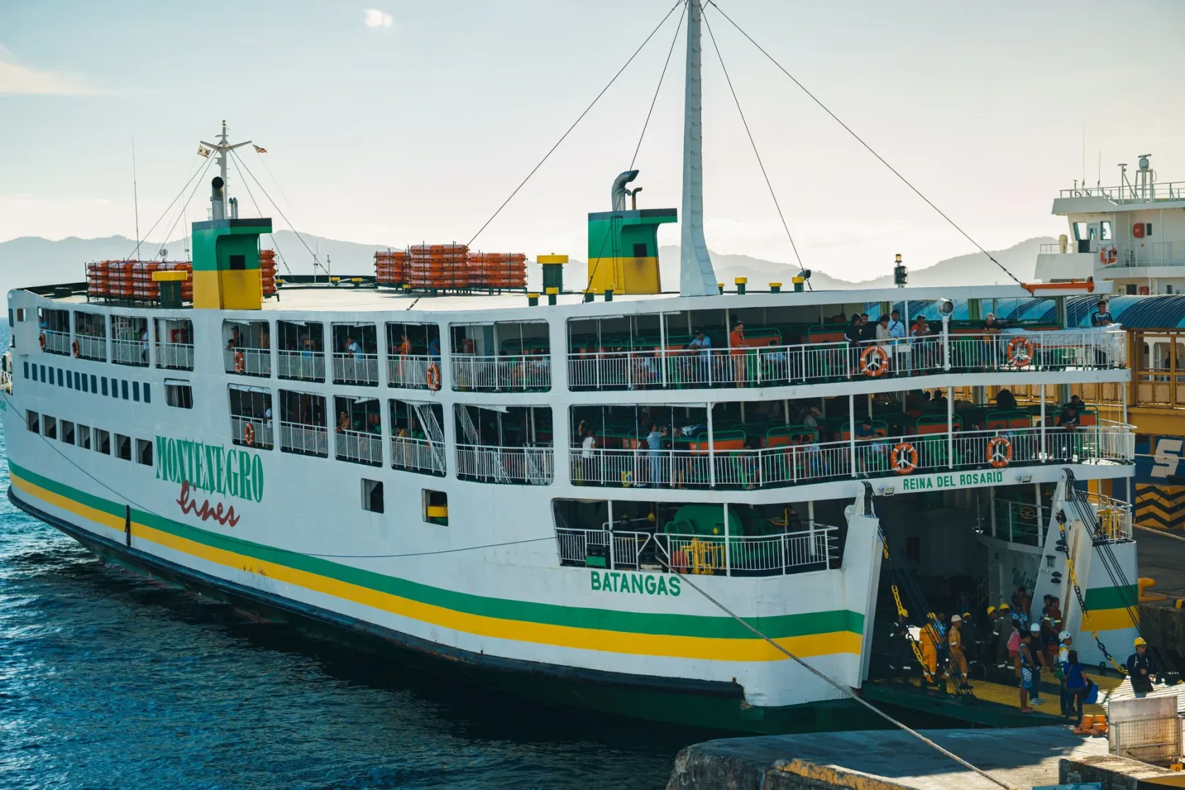 Des passagers embarquant sur un ferry de Montenegro Lines au port de Batangas.