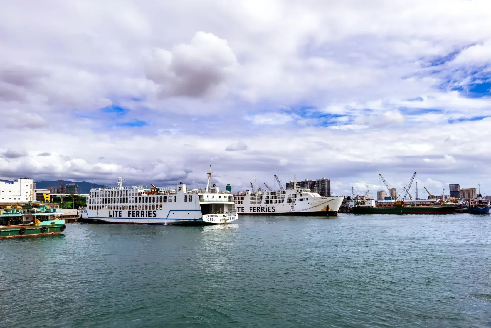 Des ferries à quai dans le port de Cebu City.