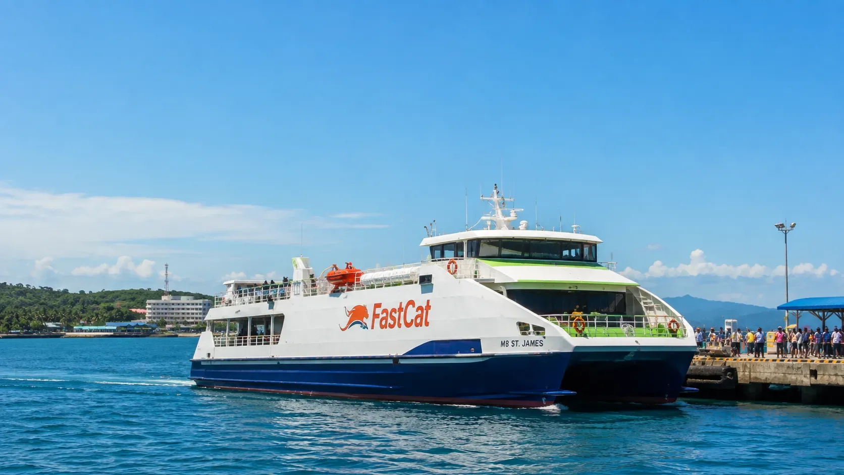 Un fast craft en pleine mer entre deux îles philippines.