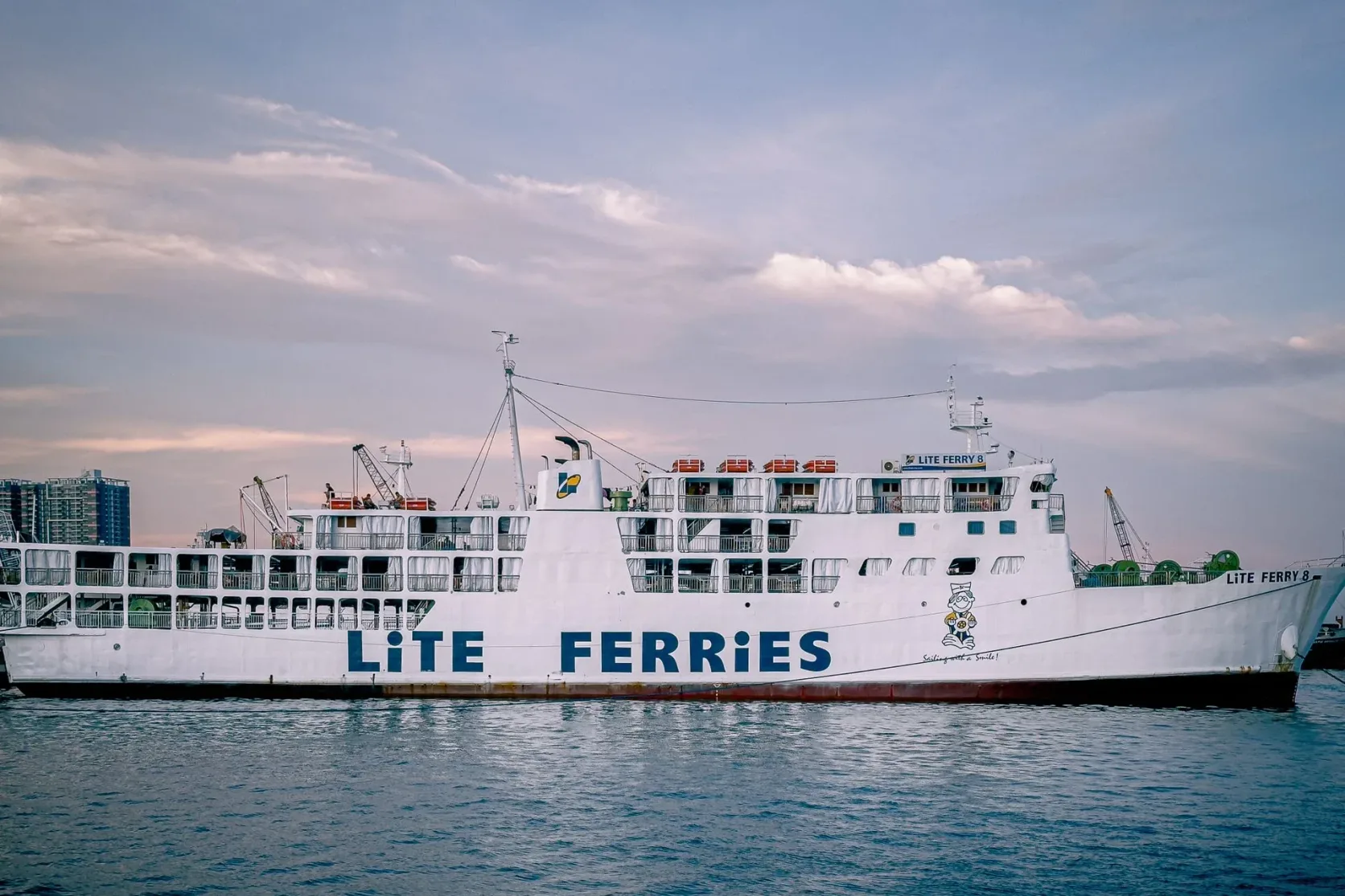 Un navire de Lite Ferries à quai à Cebu City au crépuscule.