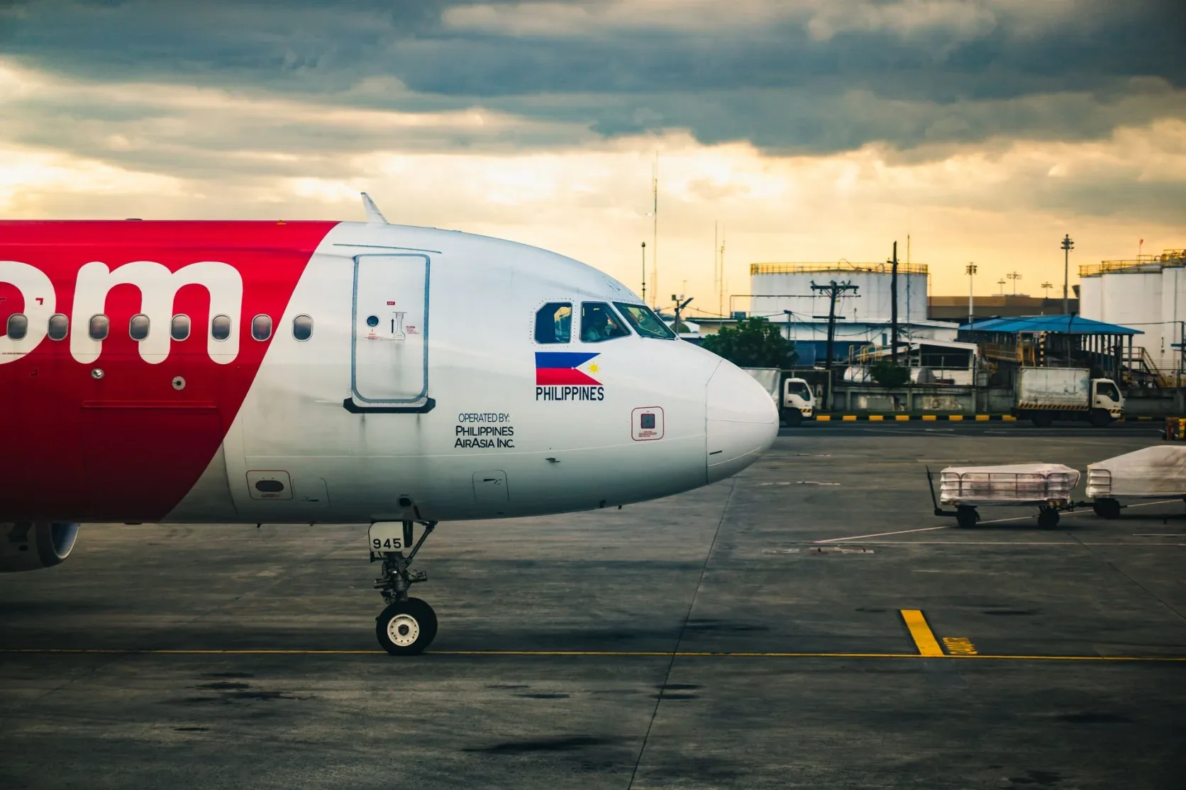 Un avion AirAsia sur le tarmac d'un aéroport philippin.