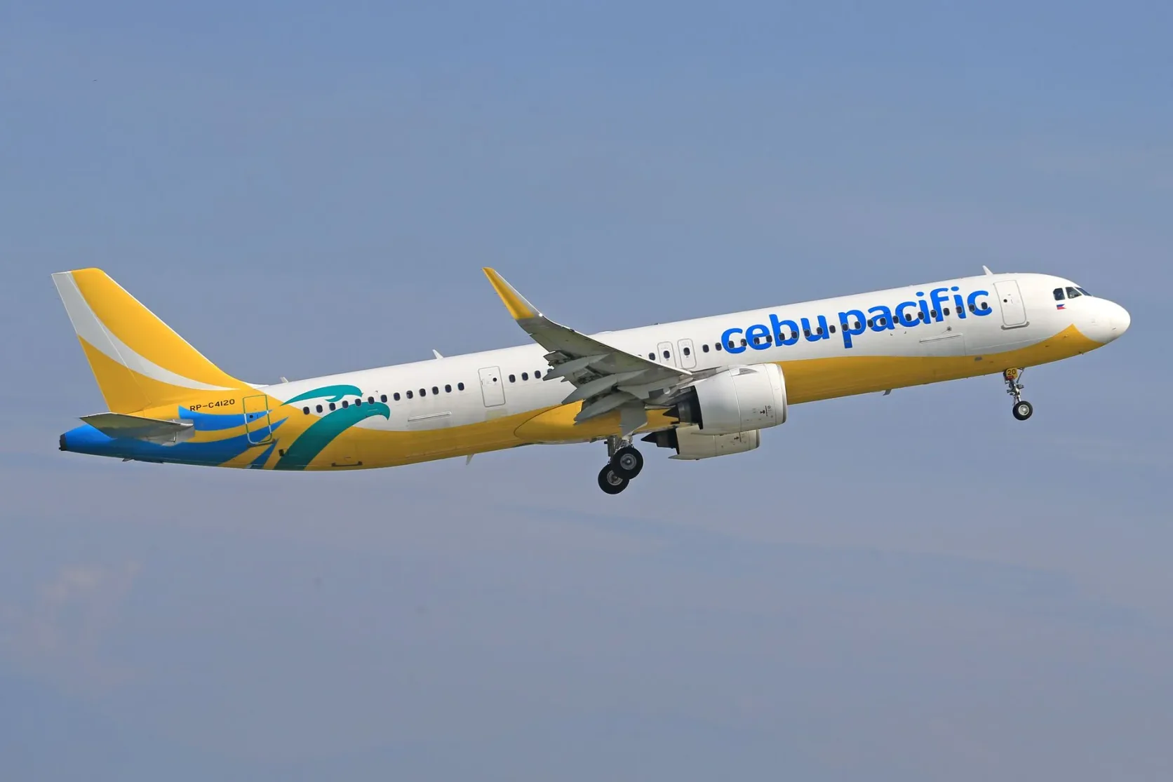 Un avion de Cebu Pacific en plein vol.