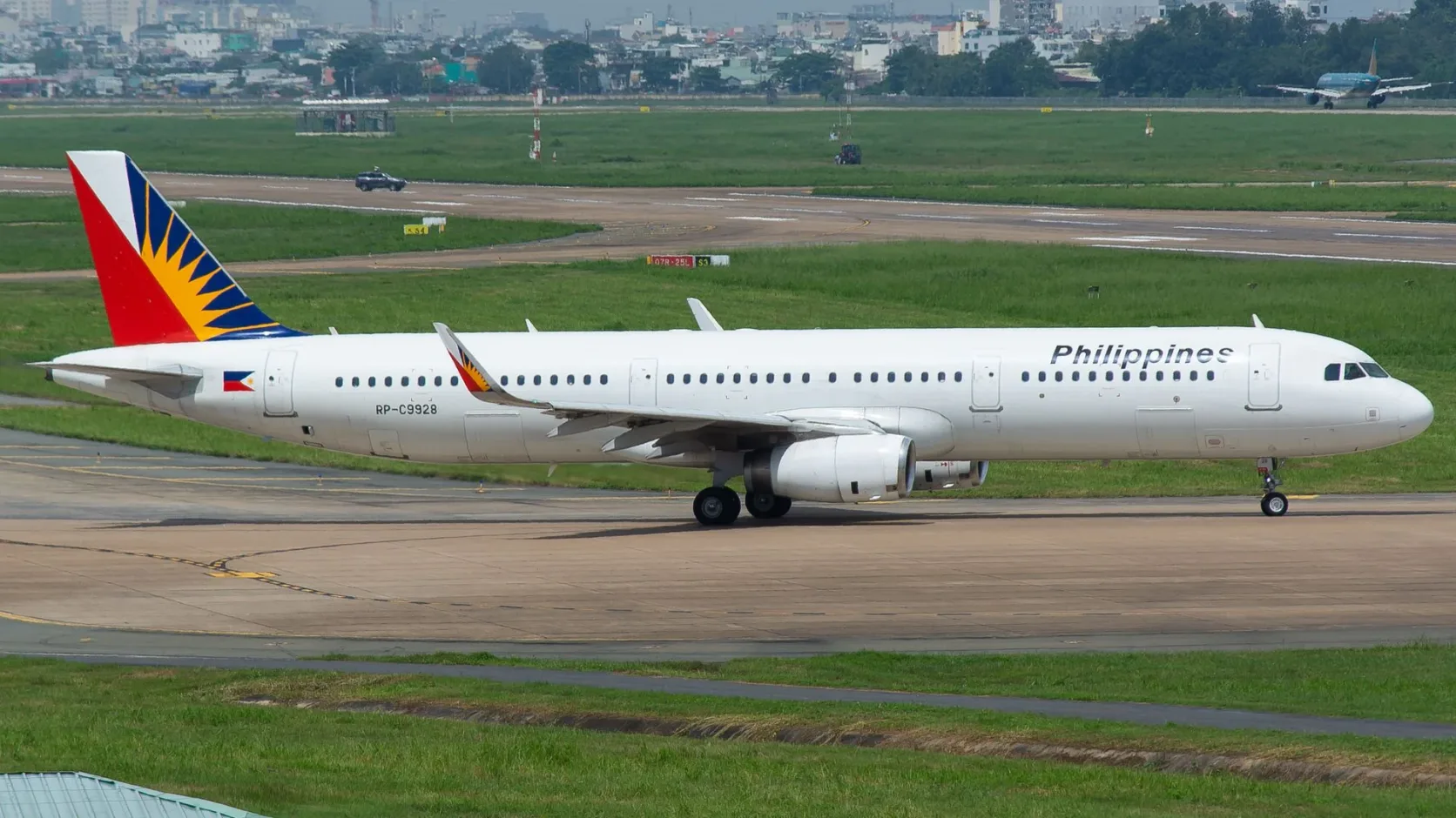 Un Airbus A321 de Philippine Airlines roulant sur la piste.