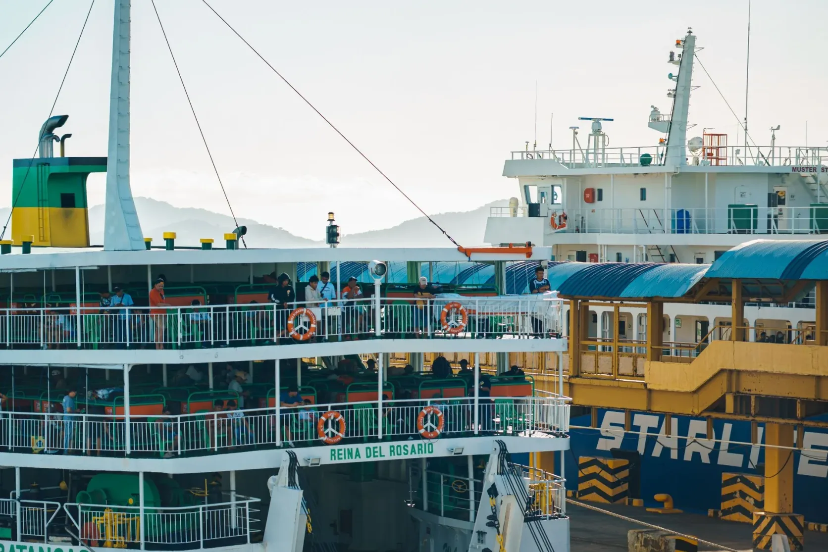 Des ferries de passagers à quai dans le port de Batangas.