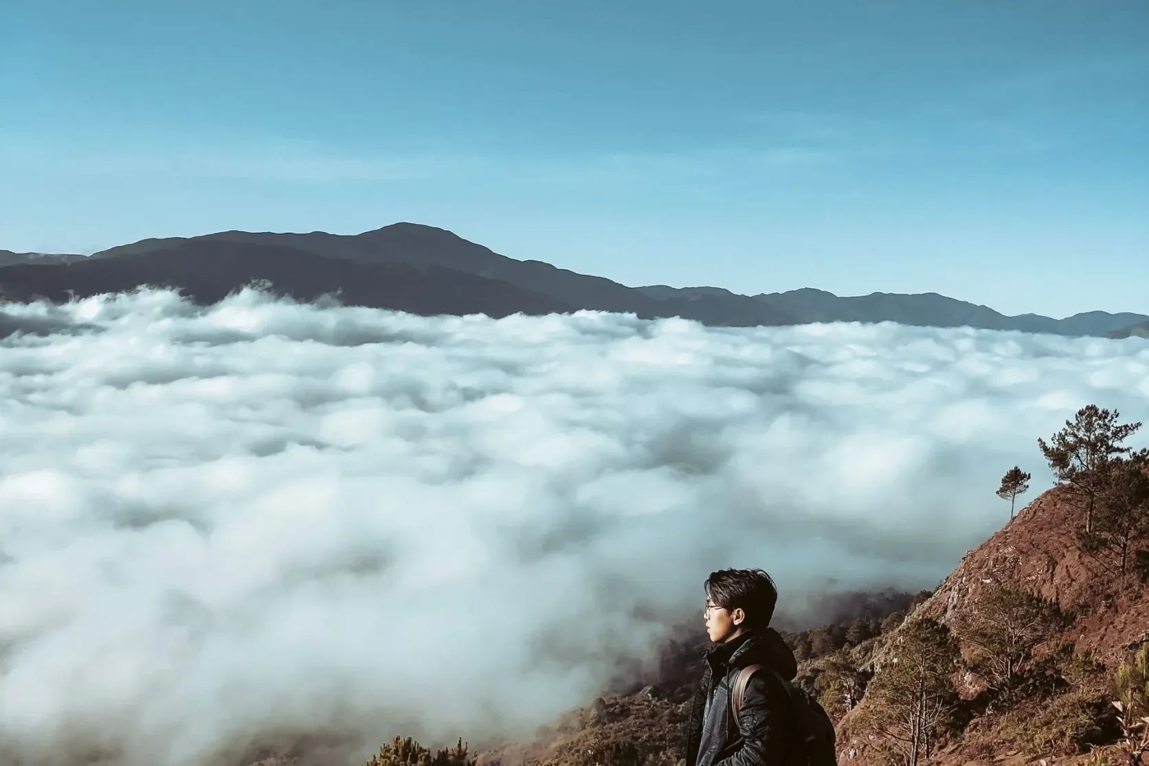 Un randonneur sur une crête montagneuse au-dessus de Sagada.