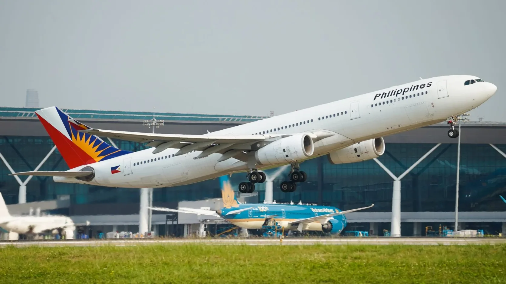 Un Airbus A330 de Philippine Airlines au décollage.