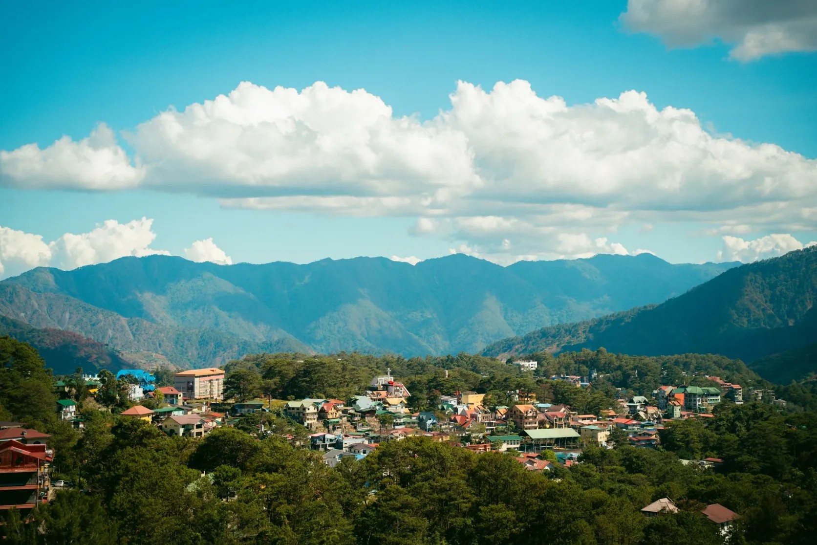 Baguio étalée sur les collines sous les montagnes.