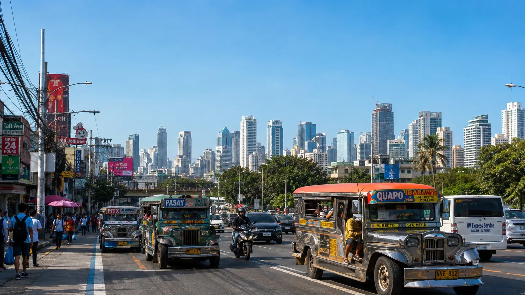 Une rue de Manille avec des jeepneys, des bus et des vans circulant dans la circulation.