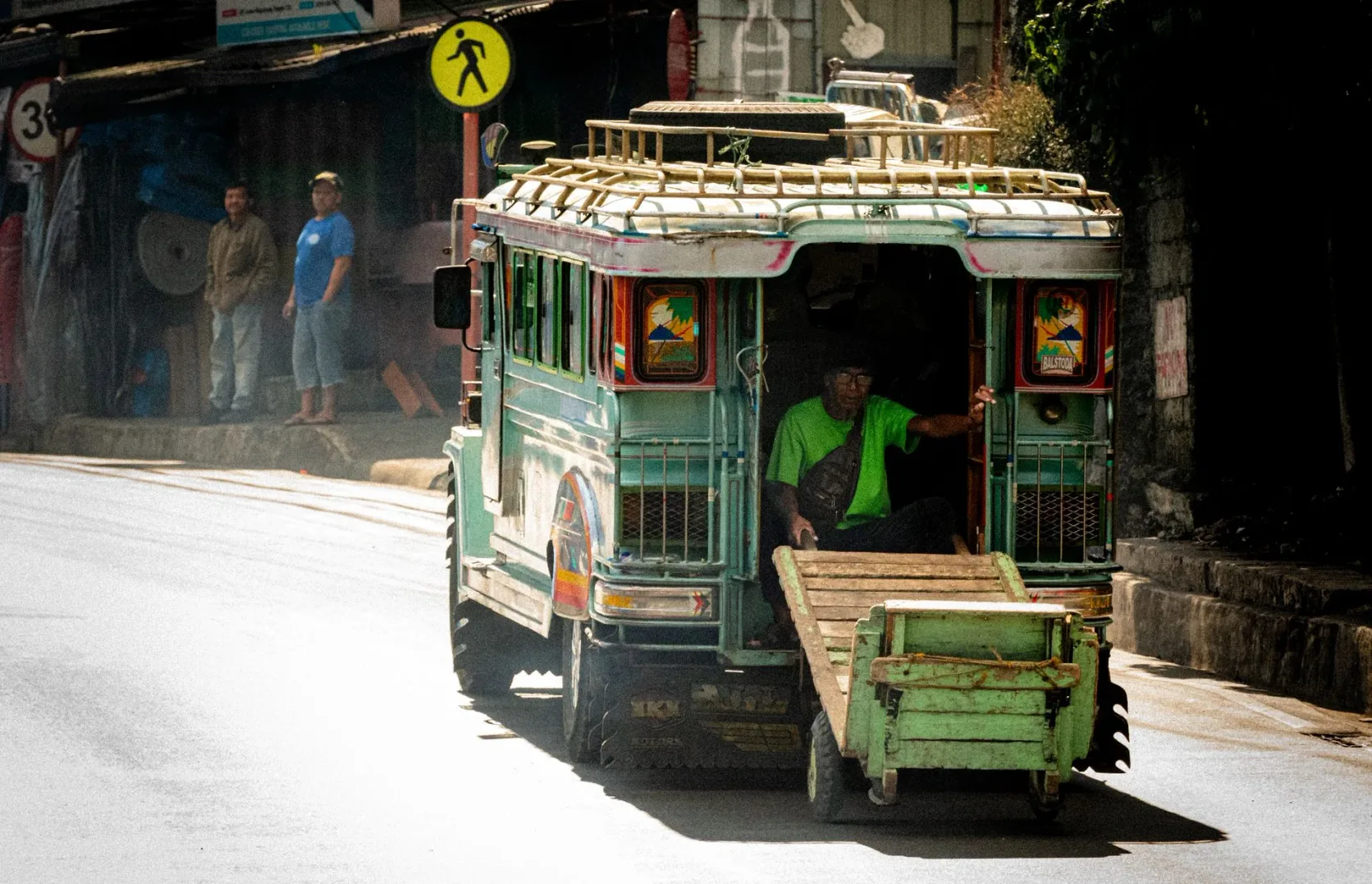 Un jeepney dans une rue animée de Manille.