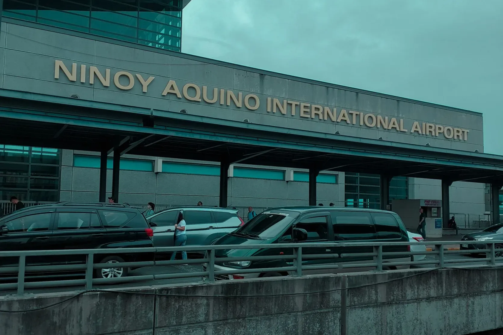 Des voitures devant l'aéroport international Ninoy Aquino à Manille.