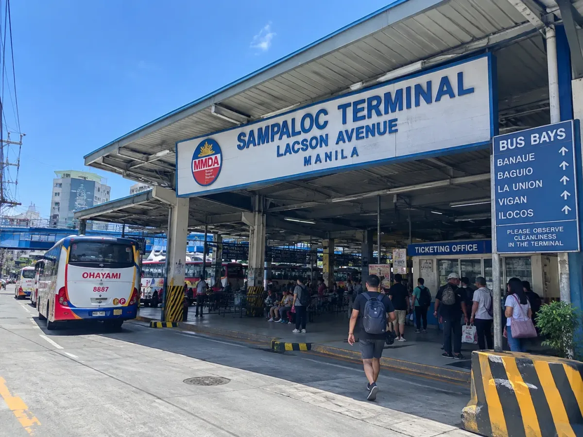 La zone du terminal de bus sur Lacson Avenue, à Sampaloc, Manille.