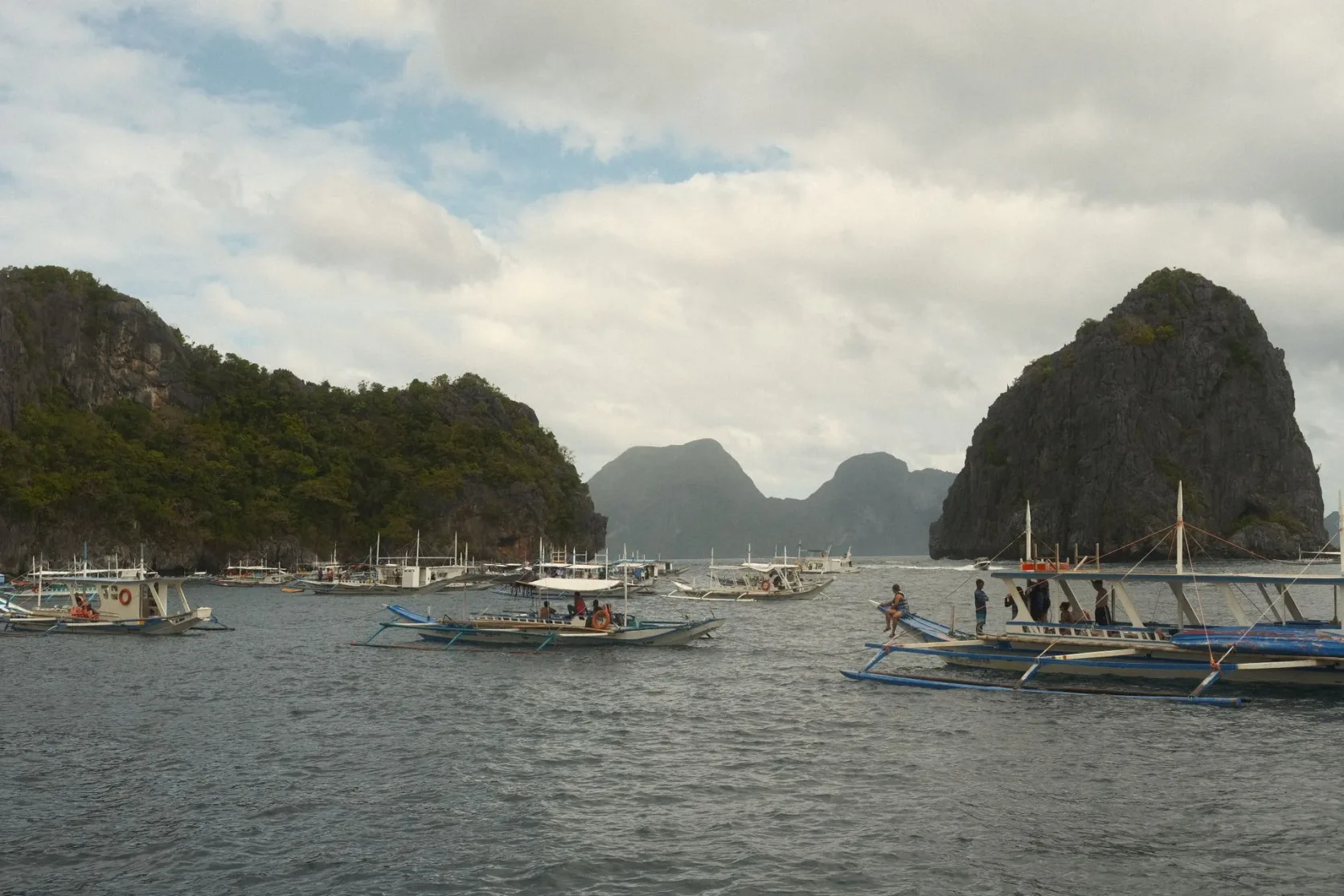 Des bancas amarrées au pied des falaises calcaires d'El Nido.