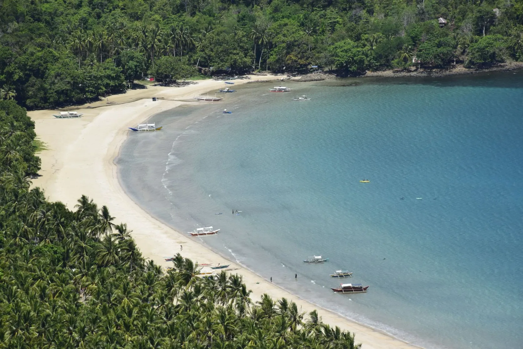 La plage de Nagtabon, près de Puerto Princesa, vue du ciel.
