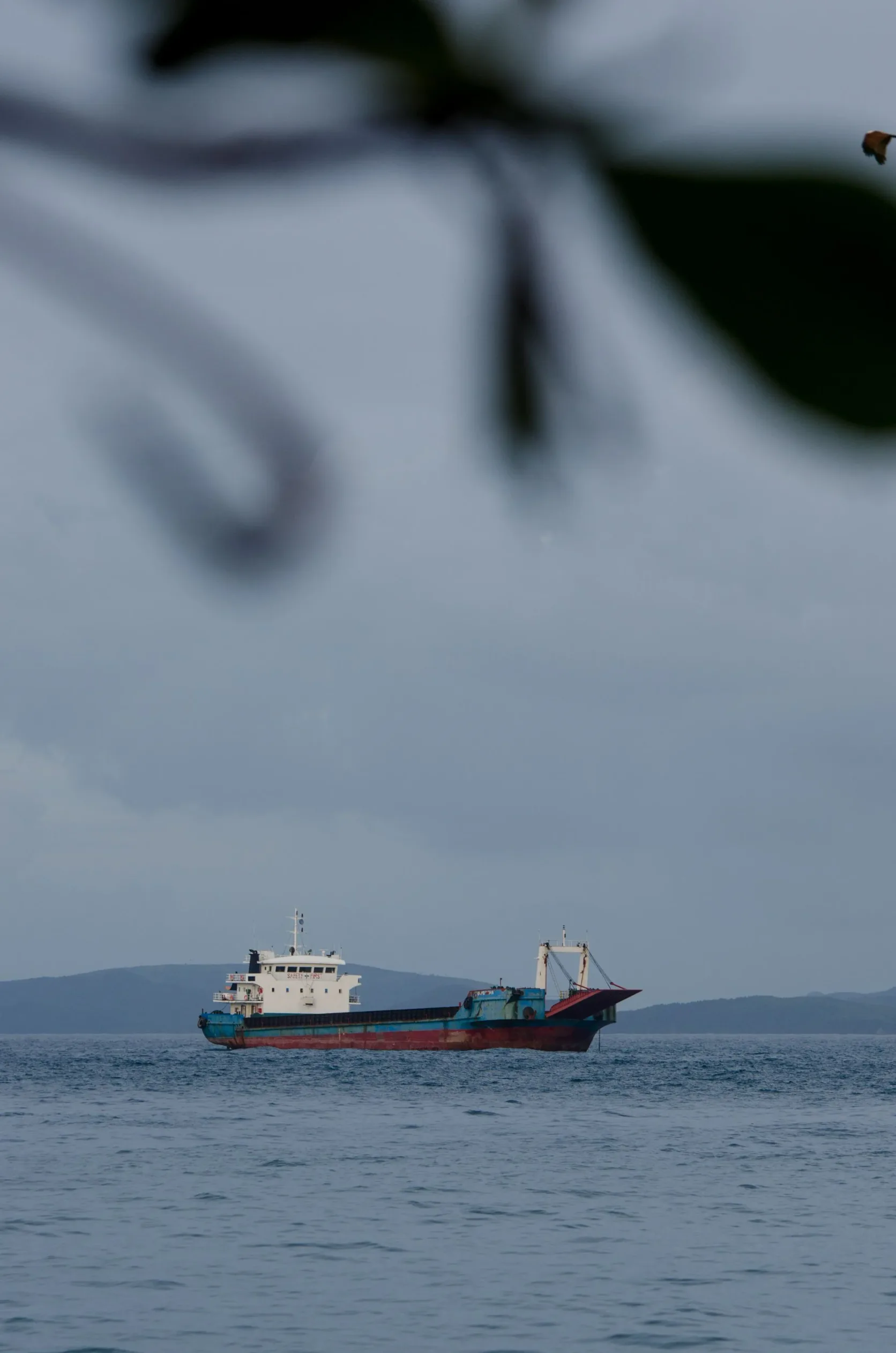 Un navire en mer au large de Surigao City sous un ciel gris.