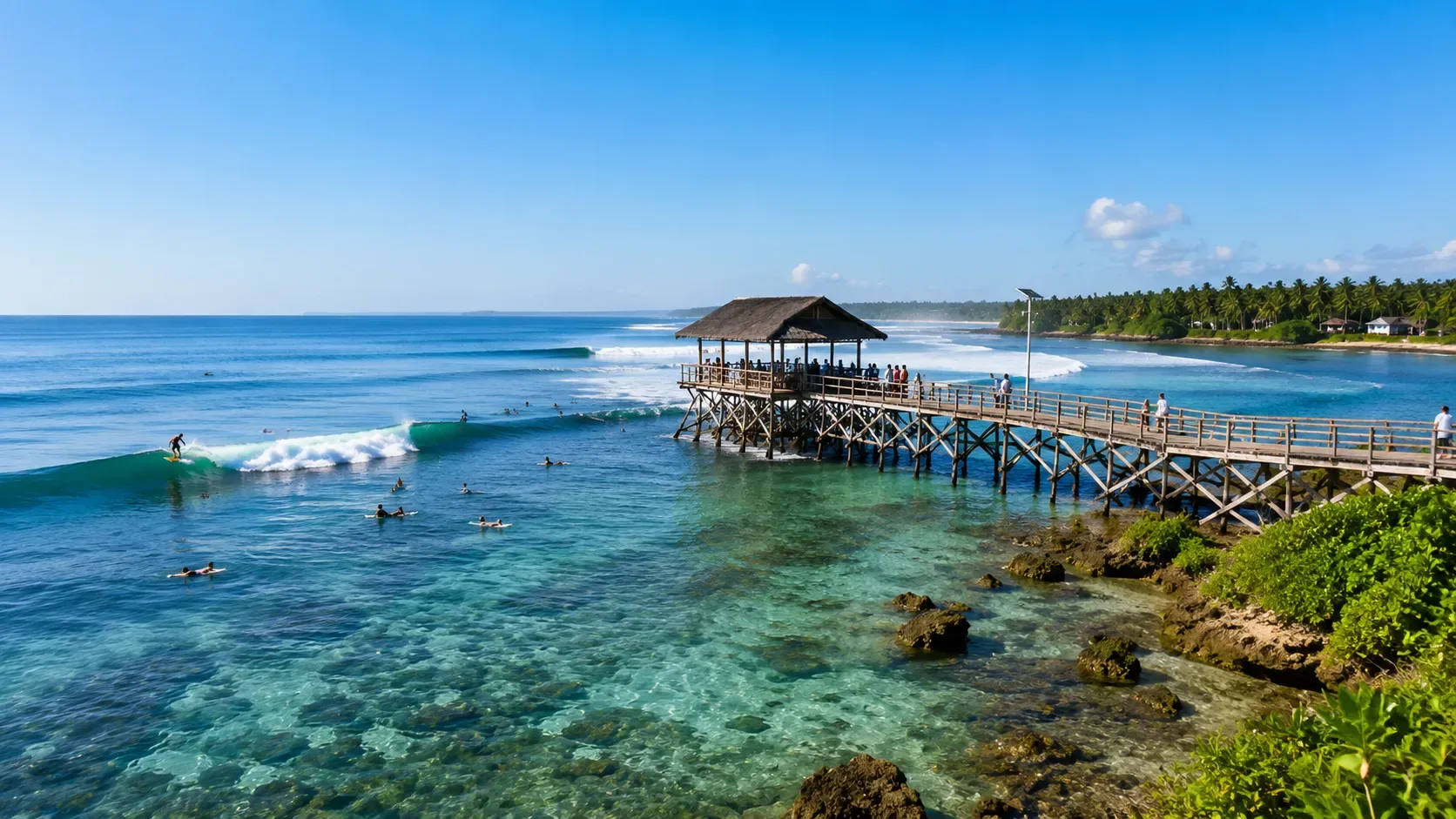La côte de Siargao, avec des vagues déferlant au large.